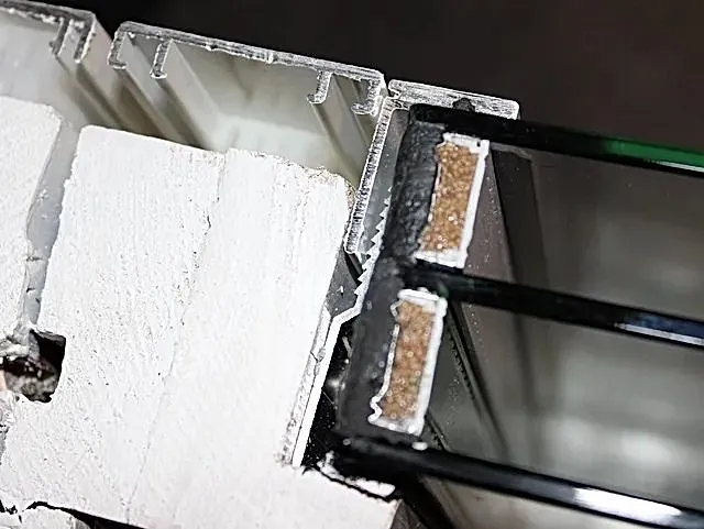 Nærbilde av festesystemet med tre glass