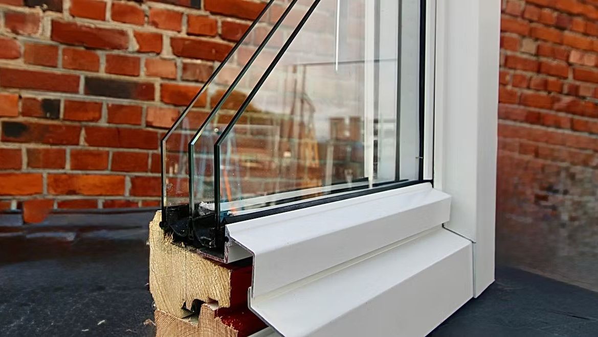 Tre lags glass med z-clix installert i vindu